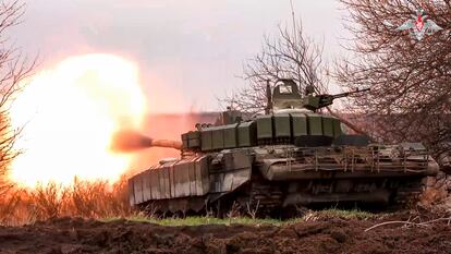 Un tanque ruso disparaba este martes contra tropas ucranias desde una posición cercana a la frontera, en la región rusa de Bélgorod, en una imagen distribuida por el Ministerio de Defensa ruso.