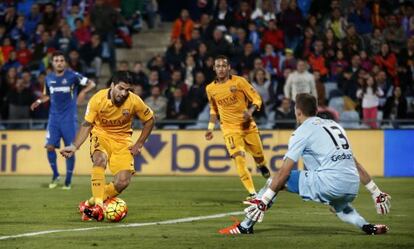 Luis Su&aacute;rez define el primer gol ante el Getafe.