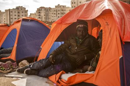 Cientos de sudaneses acamparon durante 33 días en frente del edificio del ACNUR en Ammán, Jordania, para pedir el realojo urgente en otro país y la asistencia para encontrar vivienda. Los deportaron el 18 de Diciembre.