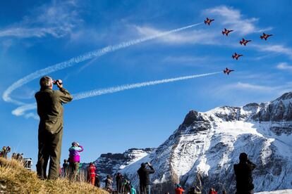 Espectadores observan a un equipo acrobático de la Patrulla Aérea de Suiza durante una exhibición celebrada en Axalp, los Alpes suizos.