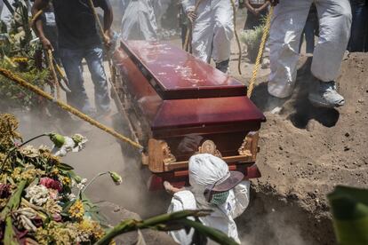 En algunas zonas del área metropolitana de Ciudad de México se celebraron funerales a pesar de su prohibición para evitar contagios. <br><br>Los beneficios del libro irán a las familias de fotógrafos que murieron mientras cubrían la pandemia en distintas partes del mundo y que se han quedado en riesgo de exclusión social. “Sirva para ayudarlos, para reivindicar la libertad de información y para que miremos de frente y con atención todo lo que ha pasado, todo lo que sigue pasando”, insisten Ricardo Garcia Vilanova y Gervasio Sánchez.<br> 