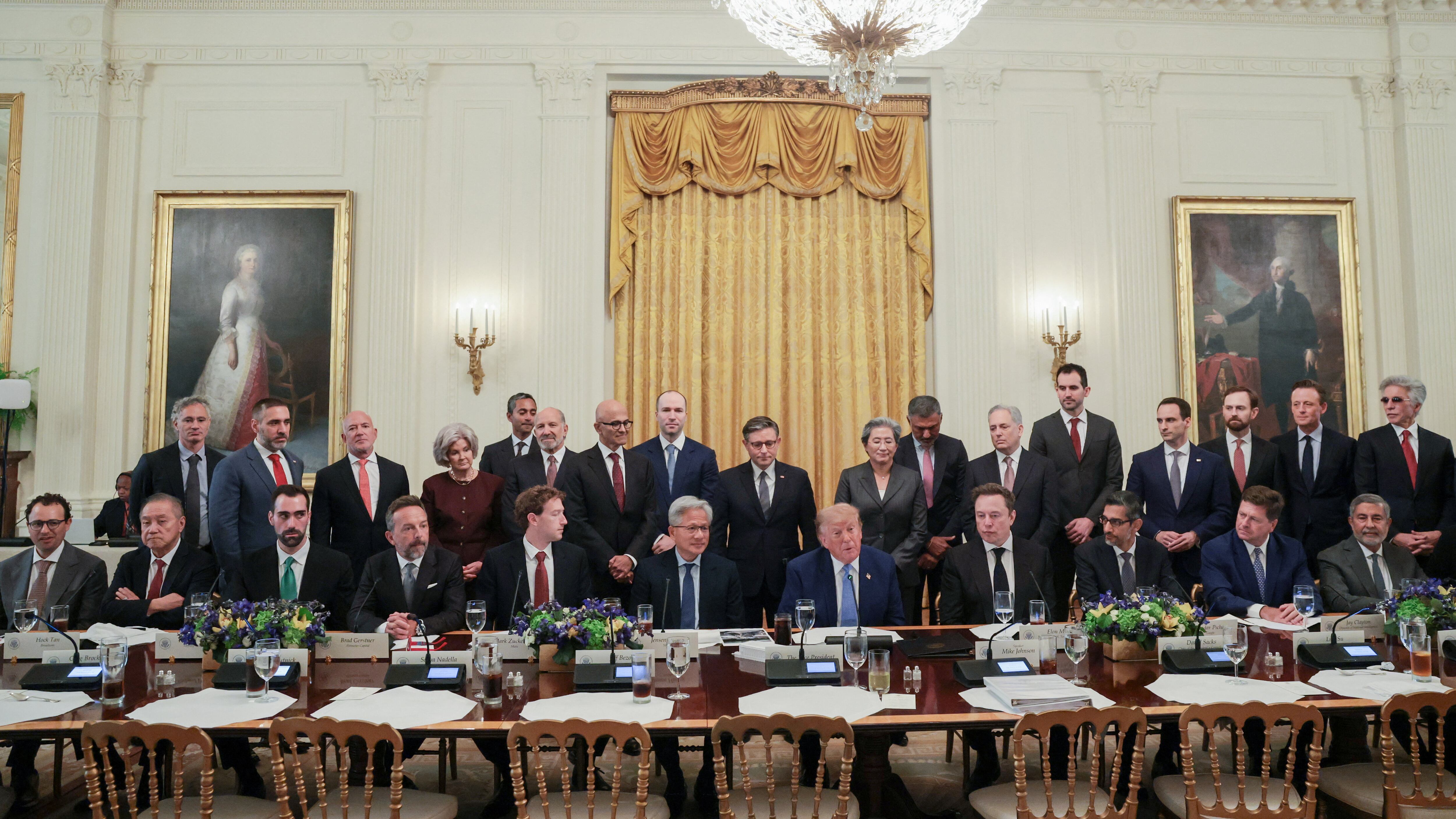 Trump, AI şirketlerinin teknolojinin kontrolsüzlüğünü önlemek için kendini düzenleyeceğine bahse giriyor.