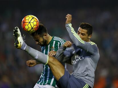 Cristiano Ronaldo golpea la pelota ante el jugador del Betis, Francisco Molinero, el pasado 24 de enero.