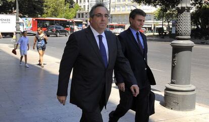 El empresario Vicente Cotino, sobrino del expresidente de las Cortes Valencianas, acompañado de su abogado en una de sus visitas al TSJ en 2012.