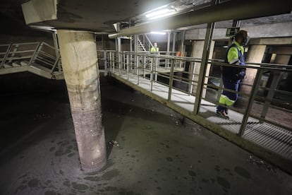 Isidoro Gordo, técnico de mantenimiento, camina por el tanque de tormentas. 