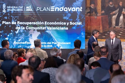 El presidente de la Generalitat y el vicepresidente y exmilitar Gan Pampols, en el Palau de la Generalitat, durante la presentación del Plan Endavant