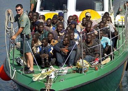 Un grupo de inmigrantes <i>sin papeles</i> llega a las costas de Fuerteventura a bordo de una lancha de la Guardia Civil.