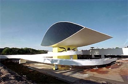 Un aspecto del Nuevo Museo de Curitiba, obra de Oscar Niemeyer.