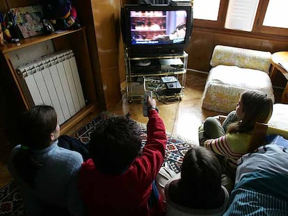La televisión y los videojuegos se han convertido en los &#39;cuidadores&#39; de muchos niños españoles.