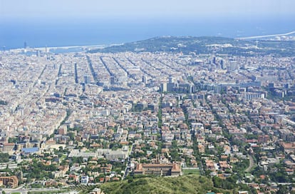 Vistes de Barcelona des de Collserola. A l'esquerra, al costat del mar, l'hotel Vela, l'edifici que signa Ricardo Bofill. A la dreta, Montjuïc i la torre de comunicacions de Calatrava.