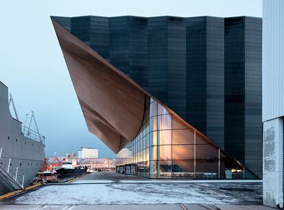 Auditorio Kilden.En Kristiansand, en el extremo sur de Noruega, los arquitectos ALA y SMS construyeron este auditorio. El voladizo de roble de la cubierta se riza en la fachada para “separar la realidad de la fantasía”.