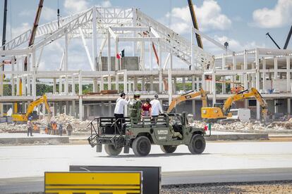 Luis Cresencio Sandoval, titular de la SEDENA, acompaña al presidente López Obrador en la supervisión de los trabajos del Ejército en la construcción del aeropuerto de Tulum, en septiembre.