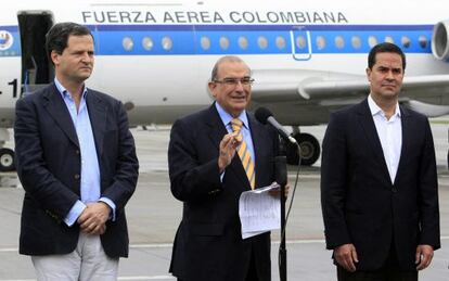 Sergio Jaramillo, Humberto de la Calle y Frank Pearl en el aeropuerto militar de Bogotá antes de partir a La Habana.