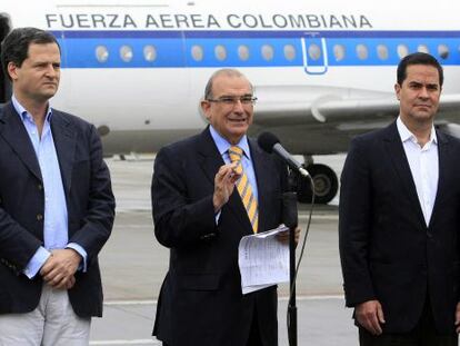 Sergio Jaramillo, Humberto de la Calle y Frank Pearl en el aeropuerto militar de Bogot&aacute; antes de partir a La Habana.