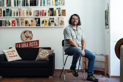 El editor, en la cueva, como llama a la sede de la editorial.