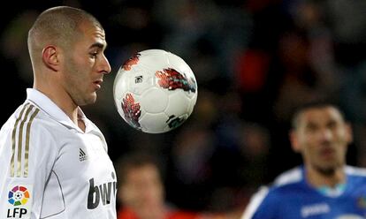 Benzema controla el balón ante la mirada del Cata Diaz