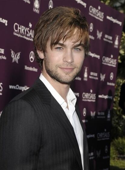 Un año más, la revista <i>People</i> ha elegido al soltero más <i>sexy</i> del mundo. Y el ganador ha sido Chase Crawford, de 23 años, más conocido por su papel de Nate Archivald en la exitosa serie estadounidense <i>Gossip Girl</i>, que ha conseguido vencer a Chris Pine, James Tiberius, Shia Le Boeuf e incluso a Adam Lambert. Robert Pattison ha quedado en un sorprenente undécimo lugar, mientras que Zac Efron ni siquiera aparece entre los elegidos. En una entrevista, Crawford se ha metido en su papel de soltero de oro y ha respondido a ciertas preguntas en referencia a su relación con las mujeres. El joven confiesa que "nunca quedaría con una mujer casada", mientras que su personaje Nate sí.