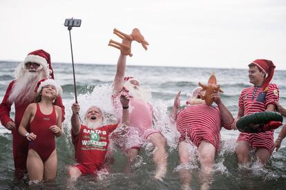 Todavía es verano en dinamarca, pero Santa Claus de todos el mundo ya planean la Navidad, con mas de 150 reunidos Copenhague para compartir una celebración de la Navidad anticipada. En la imagen, los Santa Claus se bañan en el mar durante el Congreso Anual de Santa Claus.