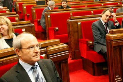 El presidente de la Generalitat, José Montilla, y el presidente de CiU, Artur Mas, en el pleno monográfico sobre la crisis en el Parlament.