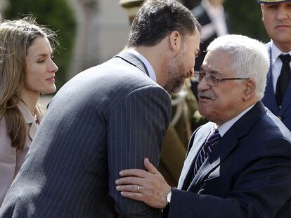 El príncipe Felipe se despide de Mahmud Abbas en presencia de doña Letizia.