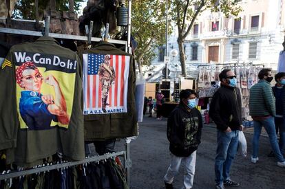 Vista de un puesto en el Rastro de Madrid. Tras ocho meses sin abrir, el histórico mercadillo ha vuelto con 500 puestos -la mitad del total- y un aforo máximo de 2.702 personas, controlado por 150 agentes policiales y miembros de Protección Civil.