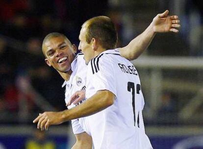 Robben festeja su gol con Pepe.