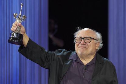 El actor Danny De Vito recibe el Premio Donostia durante la 66 gala del Festival de Cine de San Sebastián.