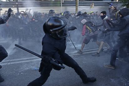 Los antidisturbios de los Mossos d'Esquadra cargan contra los miembros de los CDR, este sábado en Barcelona.