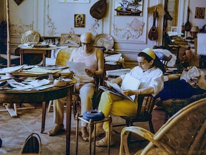 Pablo Picasso y Jacqueline Roque en su casa-estudio.