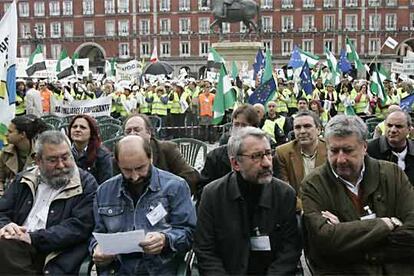 La concentración ha contado con el respaldo de sindicatos policiales españoles y europeos, así como de los máximos responsables de UGT, Cándido Méndez (en la imagen, a la izqda.), y CC OO, José María Fidalgo (dcha.). El actor José Sacristán (centro) ha sido el encargado de leer el manifiesto, en el que los convocantes afirman que "no hay derecho a que los guardias civiles del siglo XXI sigan siendo ciudadanos de segunda clase a los que se hurtan derechos".