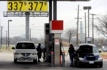 Personas repostan combustible en una estacin Chevron, en Dallas, Texas, Estados Unidos. EFE/Archivo