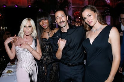 Donatella Versace, la modelo Naomi Campbell y los actores  Adrien Brody y Jennifer Garner, en la cena de Amfar, organizada coincidiendo con los desfiles.