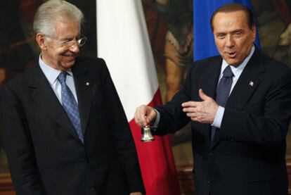 Mario Monti y Silvio Berlusconi, ayer en el Palacio Chigi, sede del Gobierno italiano.