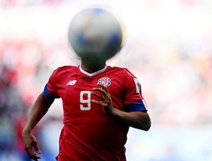 El jugador costarricense Jewison Bennette persigue un balón durante el partido ante Japón.
