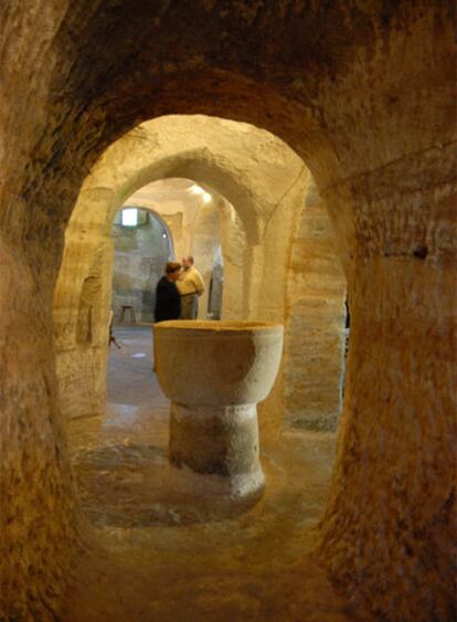 El Cuevatón (iglesia de Santa María), una de las más amplias y espectaculares iglesias rupestres en el sur de Cantabria.