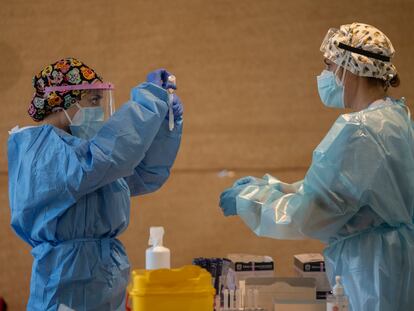 Dos sanitarias preparan este jueves el material para hacer test de antígenos en el centro cultural Los Pinos de Alcorcón.