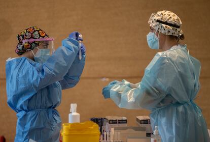 Dos sanitarias preparan este jueves el material para hacer test de antígenos en el centro cultural Los Pinos de Alcorcón.