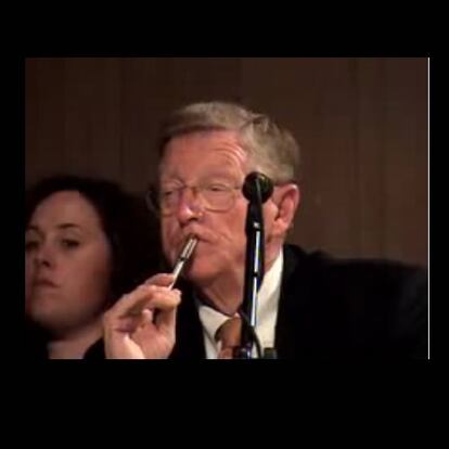 Un vídeo publicado en YouTube muestra cómo al senador republicano Conrad Burns se le cierran los ojos durante un debate.