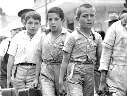 Niños españoles, hijos de republicanos, parten hacia el exilio en 1939.
