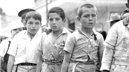 Niños españoles, hijos de republicanos, parten hacia el exilio en 1939.