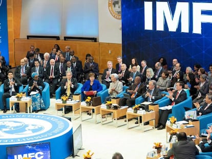 La directora del FMI, Kristalina Georgieva (chaqueta azul), recibe un aplauso al terminar su primera sesión con el comité financiero del organismo.