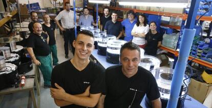 Los nuevos trabajadores de la empresa Sayl, Javier González, a la izquierda y Manuel Luna posan junto al resto de compañeros.