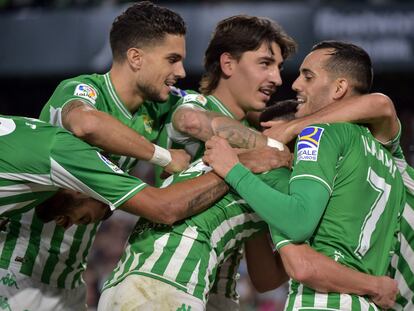 Los jugadores del Betis celebran el cuatro gol a la Real, de Álex Moreno.