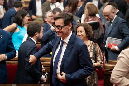 El primer secretario del PSC, Salvador Illa (d), saluda al president de la Generalitat, Pere Aragonès (c), tras la primera sesión del Debate de Política General