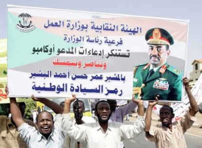 Partidarios del presidente sudanés Omar Al-Basir, en una manifestación de apoyo, el pasado lunes 28 de julio