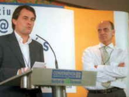 b sin nº (1/jul/00) -recibida por email-  Artur Mas y Pere Esteve en la escuela de verano de convergencia en Montbrio del Camp en Tarragona. -foto: J. Lluis Sellart.