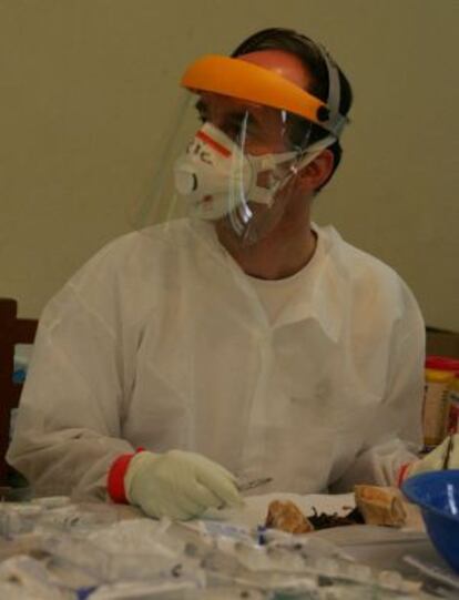 Eric Leroy disecciona animales en busca de reservorios de ébola