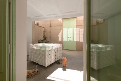 Interior del nuevo espacio de The Green Parrot, en Barcelona, con obras de la exposición 'Otros tiempos'.