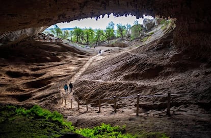 Entrada al monumento natural Cueva del Milodón, al norte de Puerto Natales (Chile). 