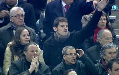 Casillas, durante el partido en Saint Denis.